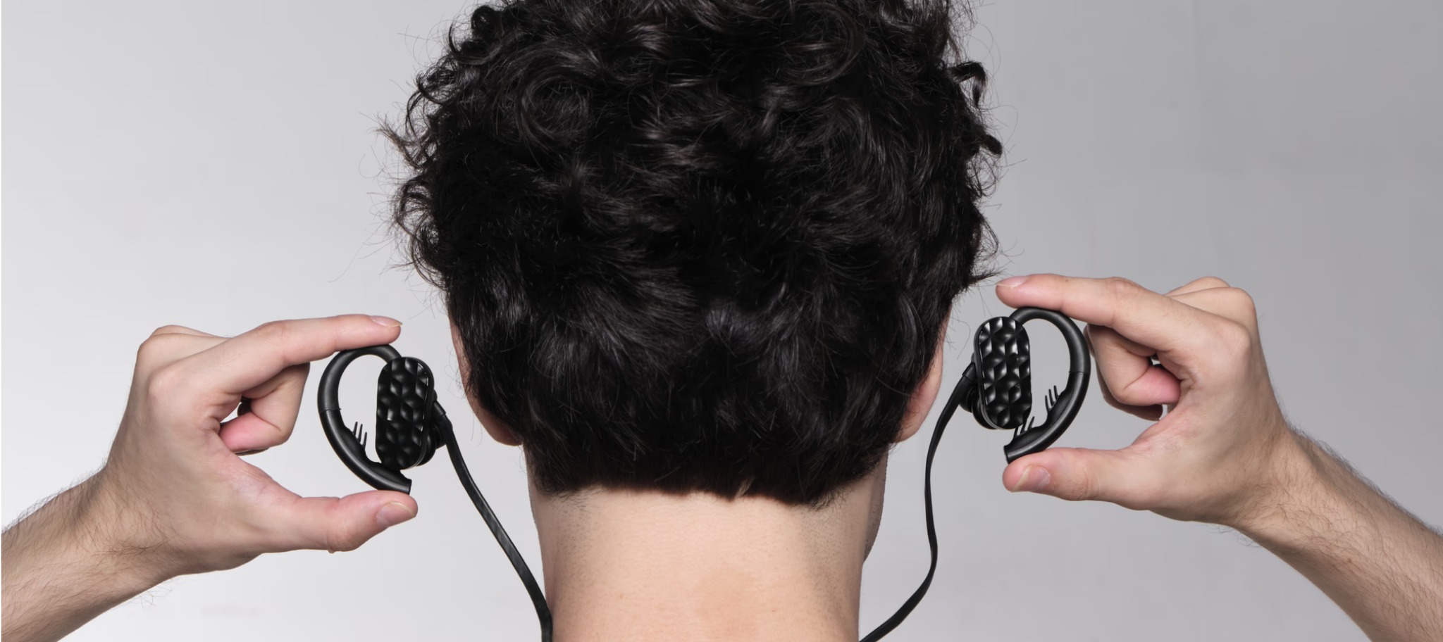 Persona colocándose el headset EEG Emotiv MN8 de Kamino